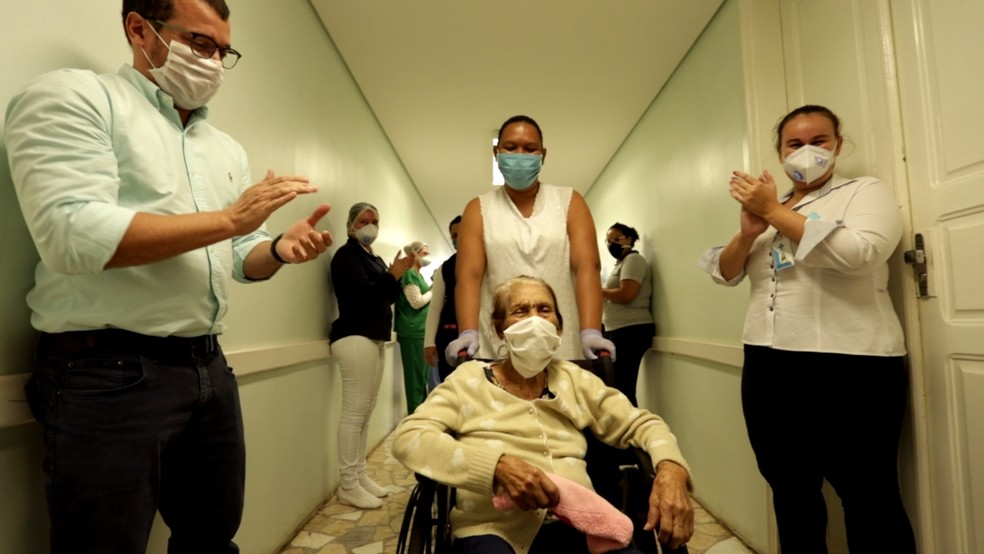 Dona Maria deixou a Santa Casa sob aplausos em Olímpia  — Foto:  Aquivo Pessoal/r11news.com