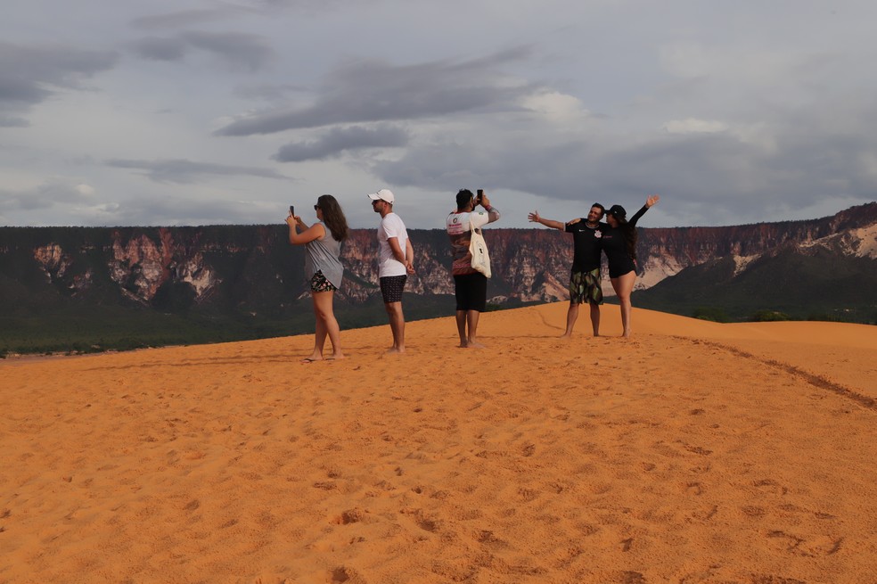 Turistas em visita às dunas do Jalapão — Foto: Washington Luiz/Divulgação