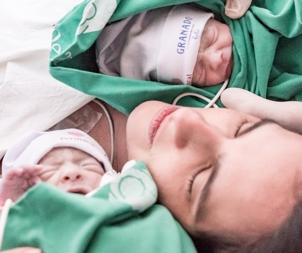 Marcella com as filhas logo após o parto (Foto: Reprodução/Instagram)