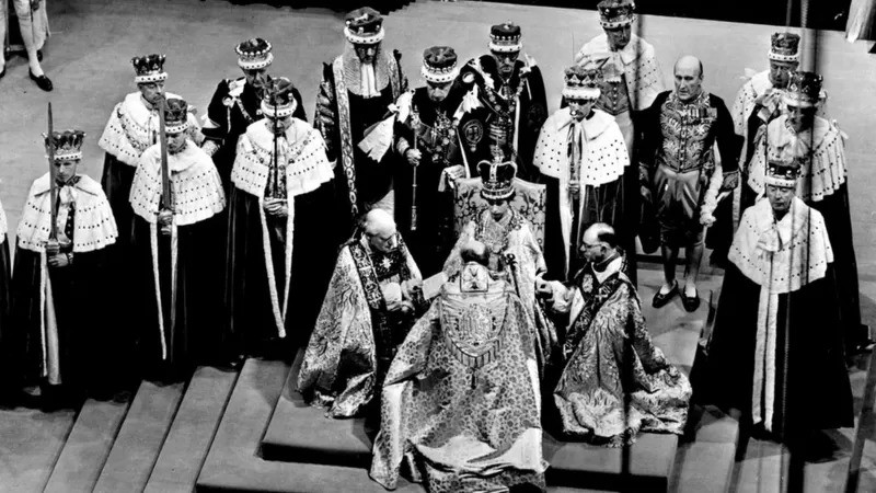 A rainha Elizabeth foi a 39ª monarca a ser coroada na Abadia de Westminster (Foto: PA MEDIA via BBC)