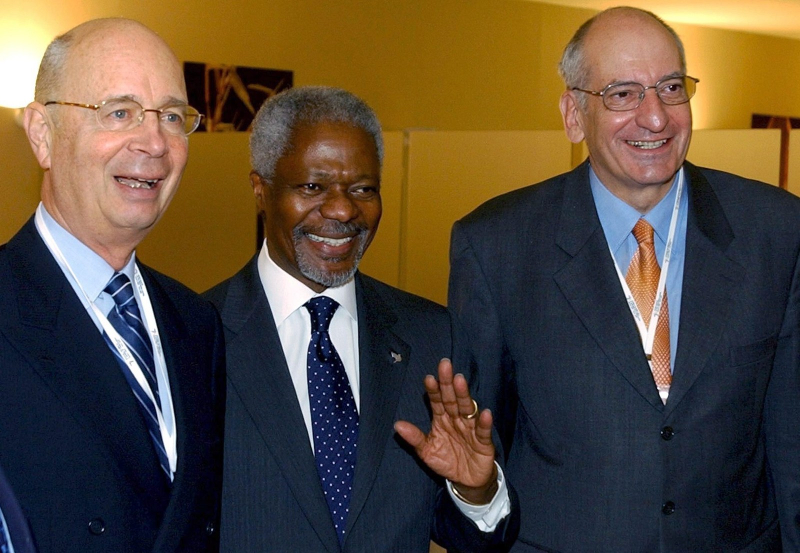 O presidente suiço, Pascal Couchepin, o secretário geral da ONU, Kofi Annan, e o presidente executivo e fundador do Fórum Económico Mundial, Klaus Schwab — Foto: Arquivo