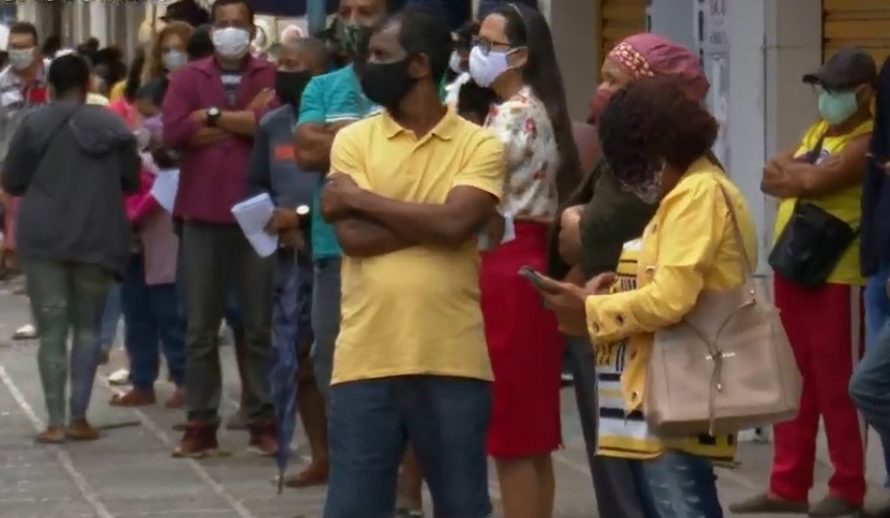 Fila para saque do auxílio emergencial em Ilhéus no início de outubro — Foto:  Reprodução/TV Bahia