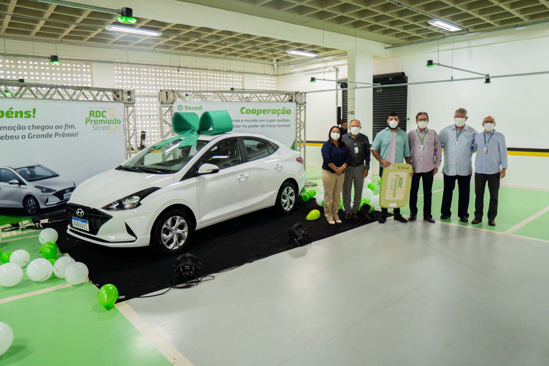 Sicredi Norte entrega carro para sorteado da promoção RDC Premiado