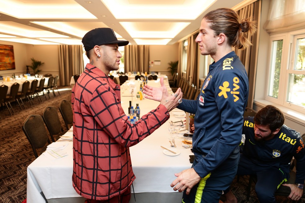 Neymar cumprimenta Filipe Luís na chegada à seleção brasileira — Foto: Lucas Figueiredo/CBF