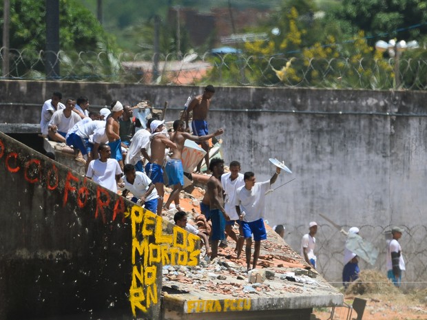 19/01 - Presos são vistos durante um confronto de facções na penitenciária de Alcaçuz, perto de Natal, no Rio Grande do Norte (Foto: Andressa Anholete/AFP)