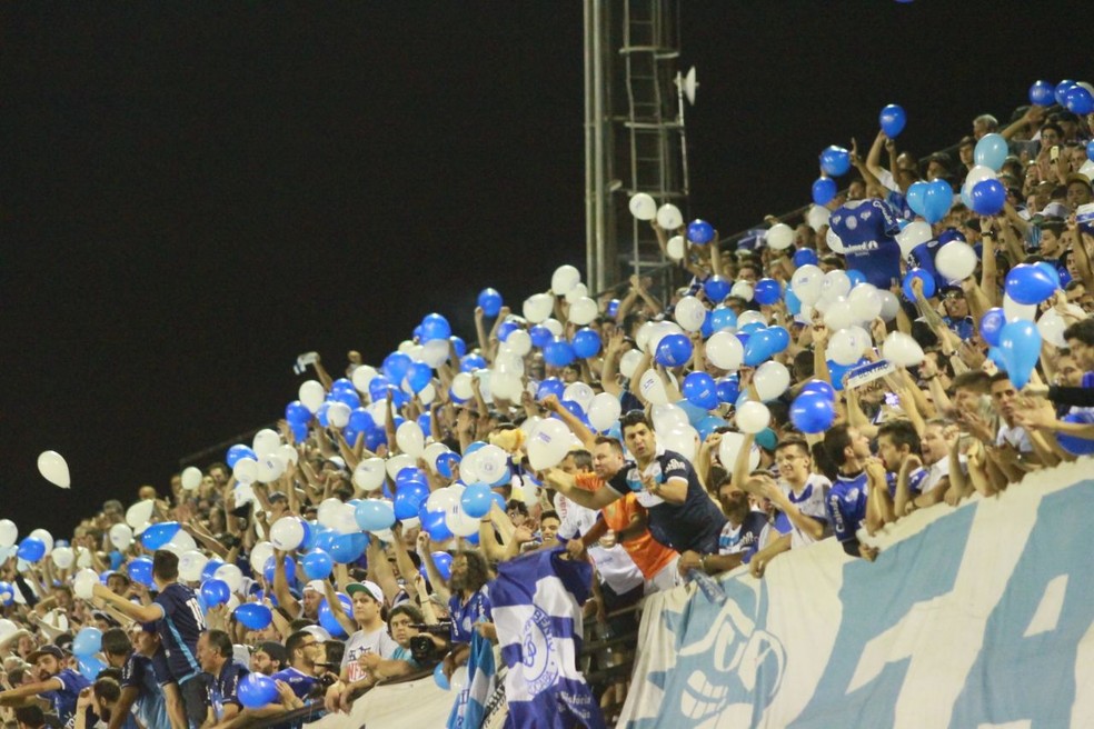 Torcedor do São Bento lotou estádio e comemorou acesso à Série B do Brasileiro  (Foto: Jesus Vicente/Repórter Autônomo )