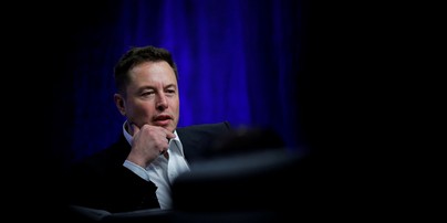 Aos 50 anos, Elon Musk, dono da Tesla e da SpaceX, cuja fortuna estimada em março era de US$ 219 bilhões, encabeça pela primeira vez o ranking da Forbes, superando Jeff Bezos. Reuters