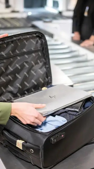Cansado(a) de tirar o notebook da mala no aeroporto? Entenda o motivo