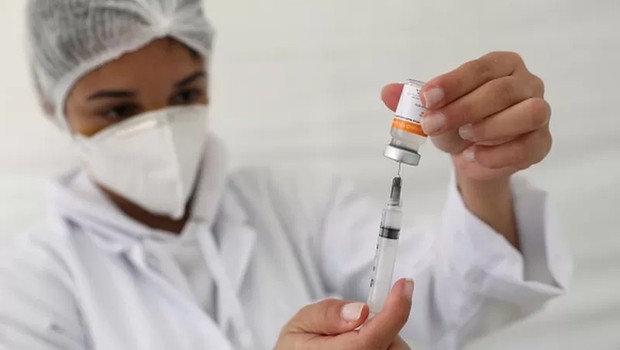 Imunizantes continuam a funcionar para aquilo que eles foram desenvolvidos: a prevenção de casos mais graves da doença, que causam hospitalização e morte (Foto: GETTY IMAGES via BBC)