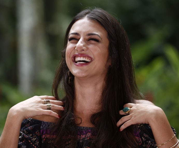 Anaju Dorigon é só sorrisos no PapoReto de moda (Foto: Inacio Moraes / Gshow)