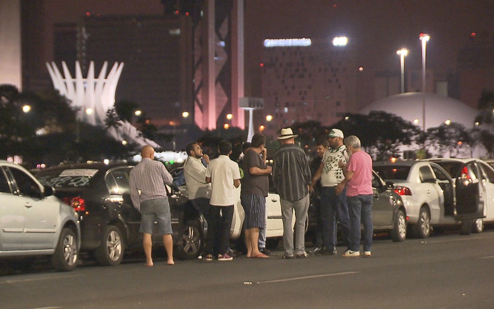 Motoristas por aplicativo de celular protestam na Esplanada dos Ministério contra projeto de lei nº 28/2017 (Foto: TV Globo/Reprodução)