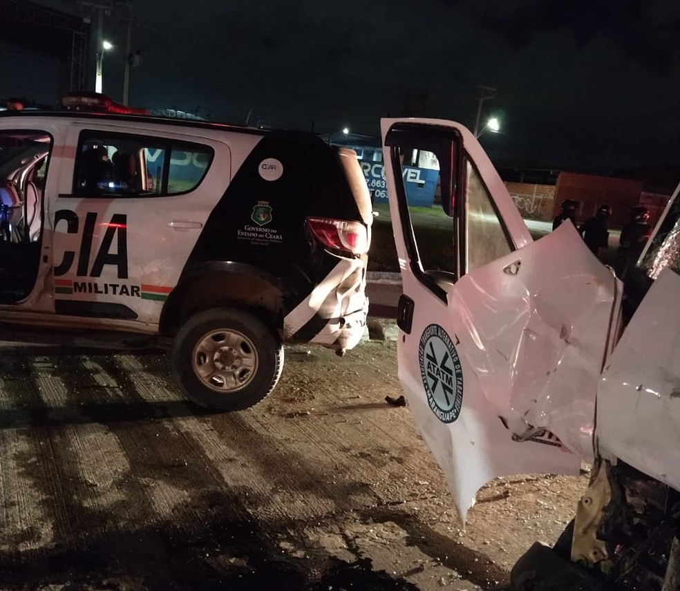 Três policiais militares e outras 2 pessoas ficaram feridos após colisão de um motorista embriagado com viatura policial — Foto: Reprodução/SVM