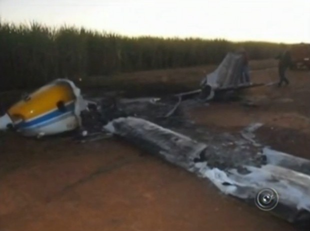 Avião ficou completamente destruído pelo fogo (Foto: Divulgação / Reprodução)