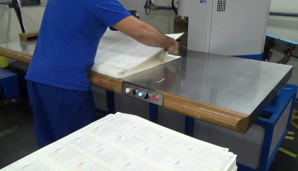 Máquina faz a contagem do papel que será usado na fabricação de passaportes. (Foto: Cristina Boeckel/ G1)