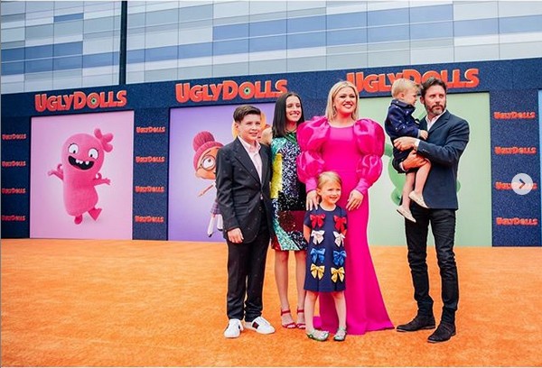 Kelly Clarkson com Brandon Blackstock, os dois filhos dos dois e os dois filhos de um relacionamento prévio do empresário (Foto: Instagram)