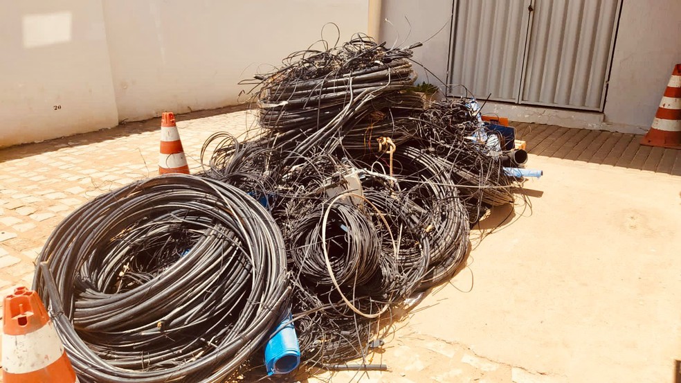 Cabos tirados da rede de postes da Cosern. De janeiro a setembro, empresa retirou 10 toneladas de equipamentos irregulares. — Foto: Cosern/Divulgação