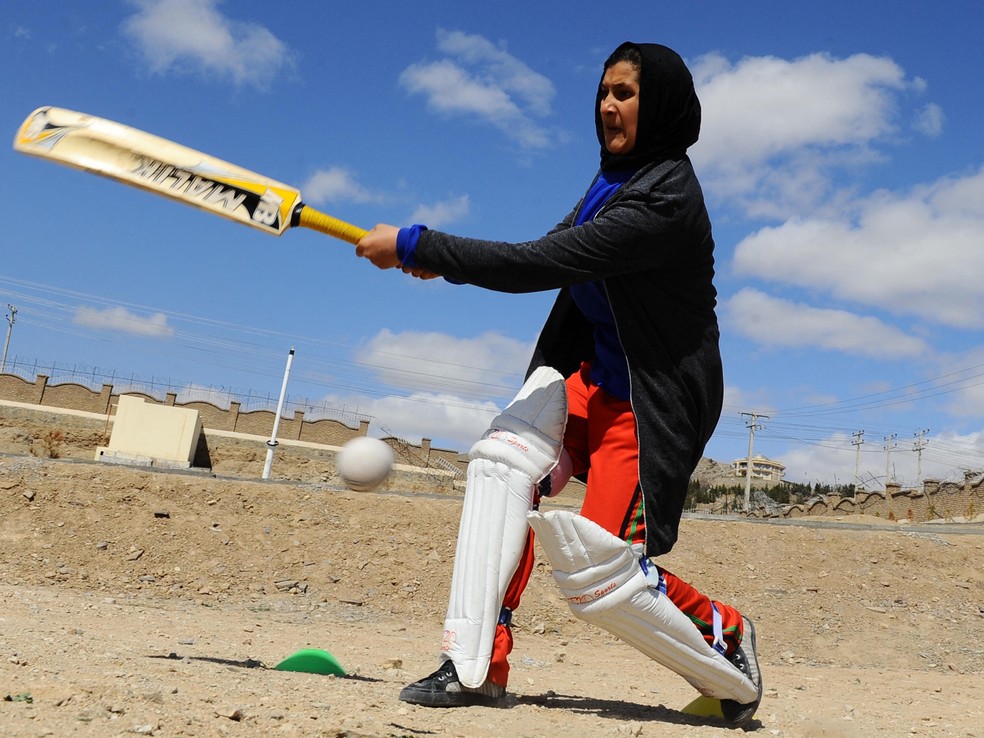 Afegã jogando críquete na cidade de Herat em 2014 — Foto: Aref Karimi/AFP