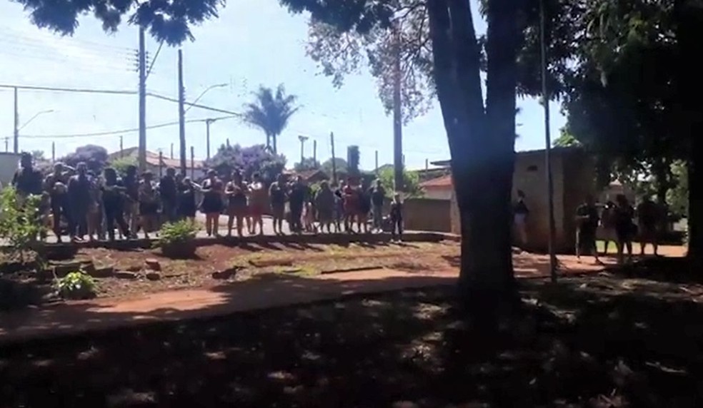 Durante o protesto, os moradores foram até o lago onde vivem as capivaras em Ipaussu  — Foto: Arquivo pessoal 