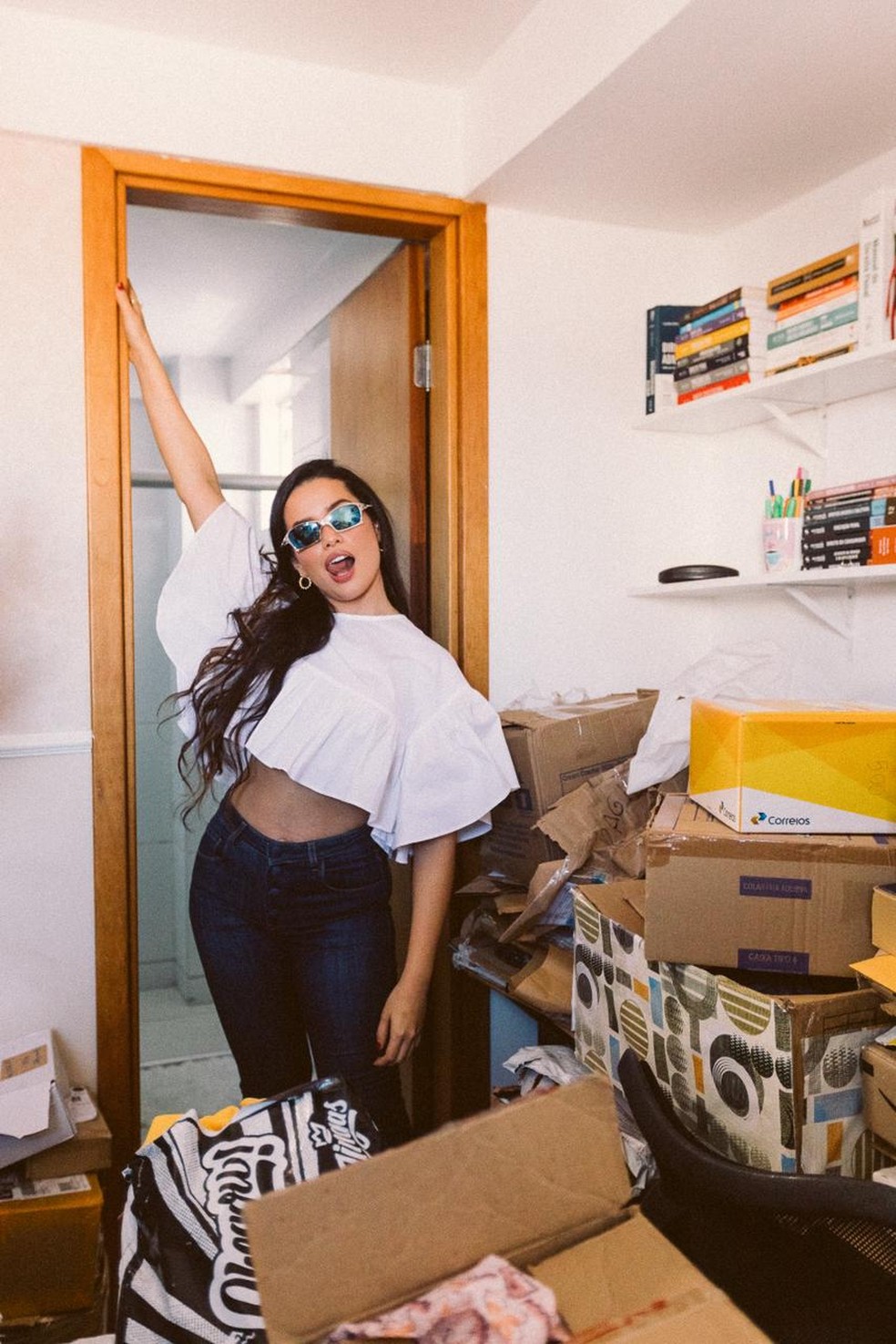 Juliette usa óculos de sol com o nome 'Juliet' e mostra presentes dados pelos fãs — Foto: Reprodução/Twitter