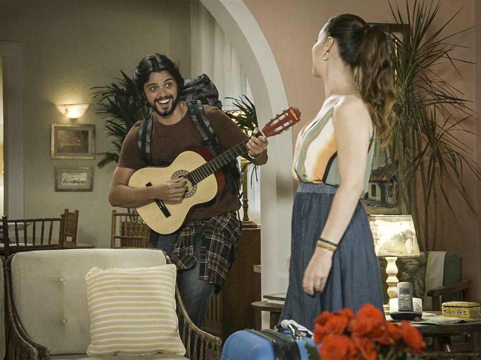 Alejandro (Rodrigo Simas) chega ao Brasil com Gabi (Nina Frosi) em 'Salve-se Quem Puder' — Foto: Globo