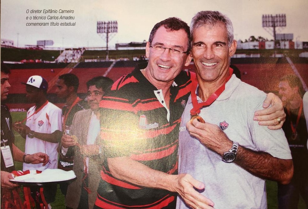 Com a medalha no peito, Amadeu comemora o título de campeão da Copa do Brasil sub-20, em 2012, pelo Vitória — Foto: Arquivo pessoal