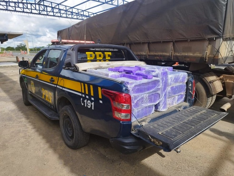 Dupla &eacute; presa com mais de 900 tabletes de maconha escondidos em caminh&atilde;o na BR-116 &mdash; Foto: Divulga&ccedil;&atilde;o/PRF