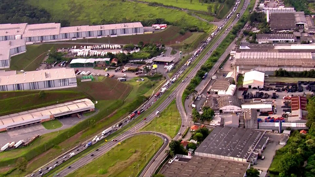 Motoristas enfrentam lentidão na Régis Bittencourt em Embu das Artes após caminhão cair de barranco — Foto: Reprodução TV Globo