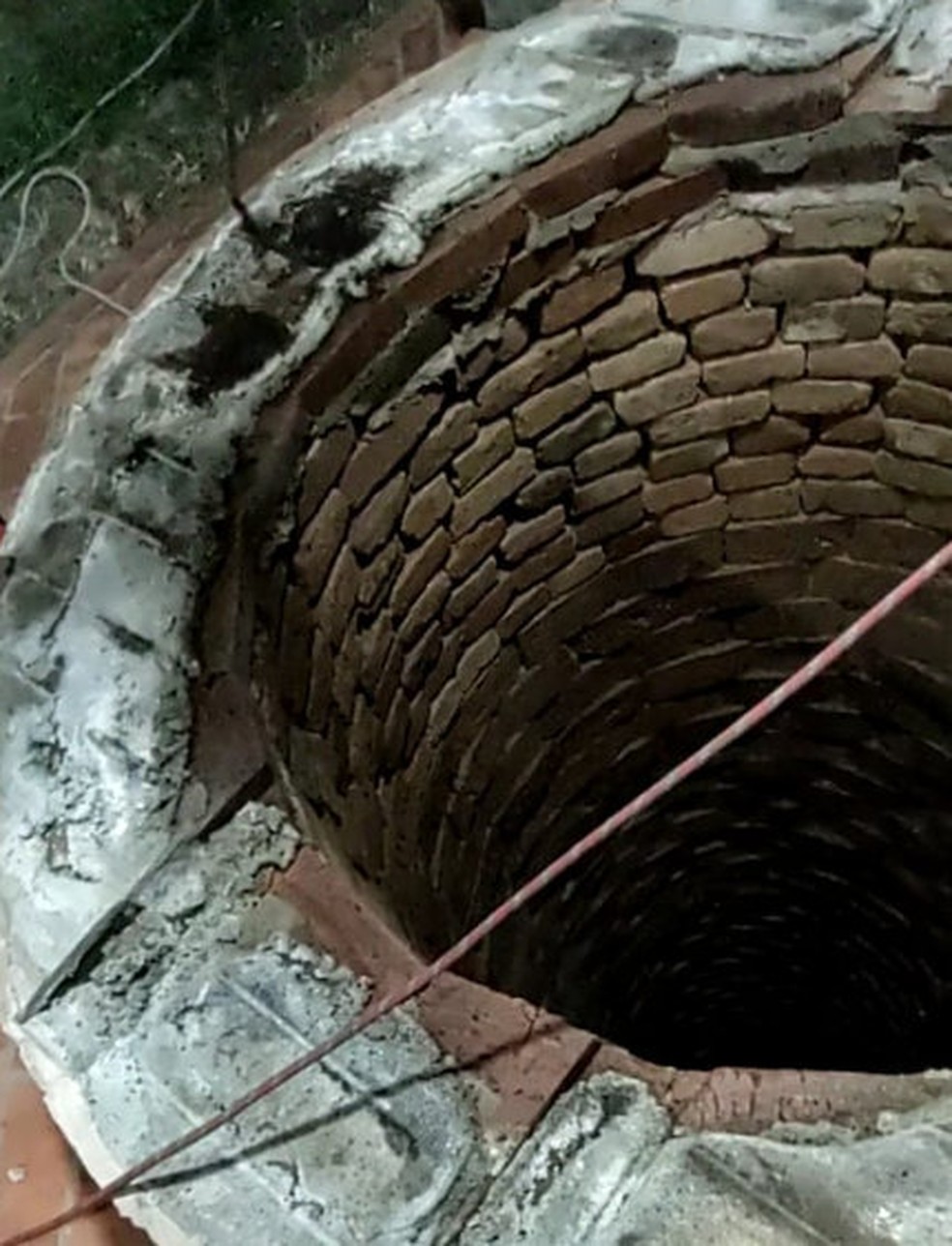 Criança foi resgatada de poço de aproximadamente 25 metros em Santa Rita do Passa Quatro — Foto: Samu/Divulgação