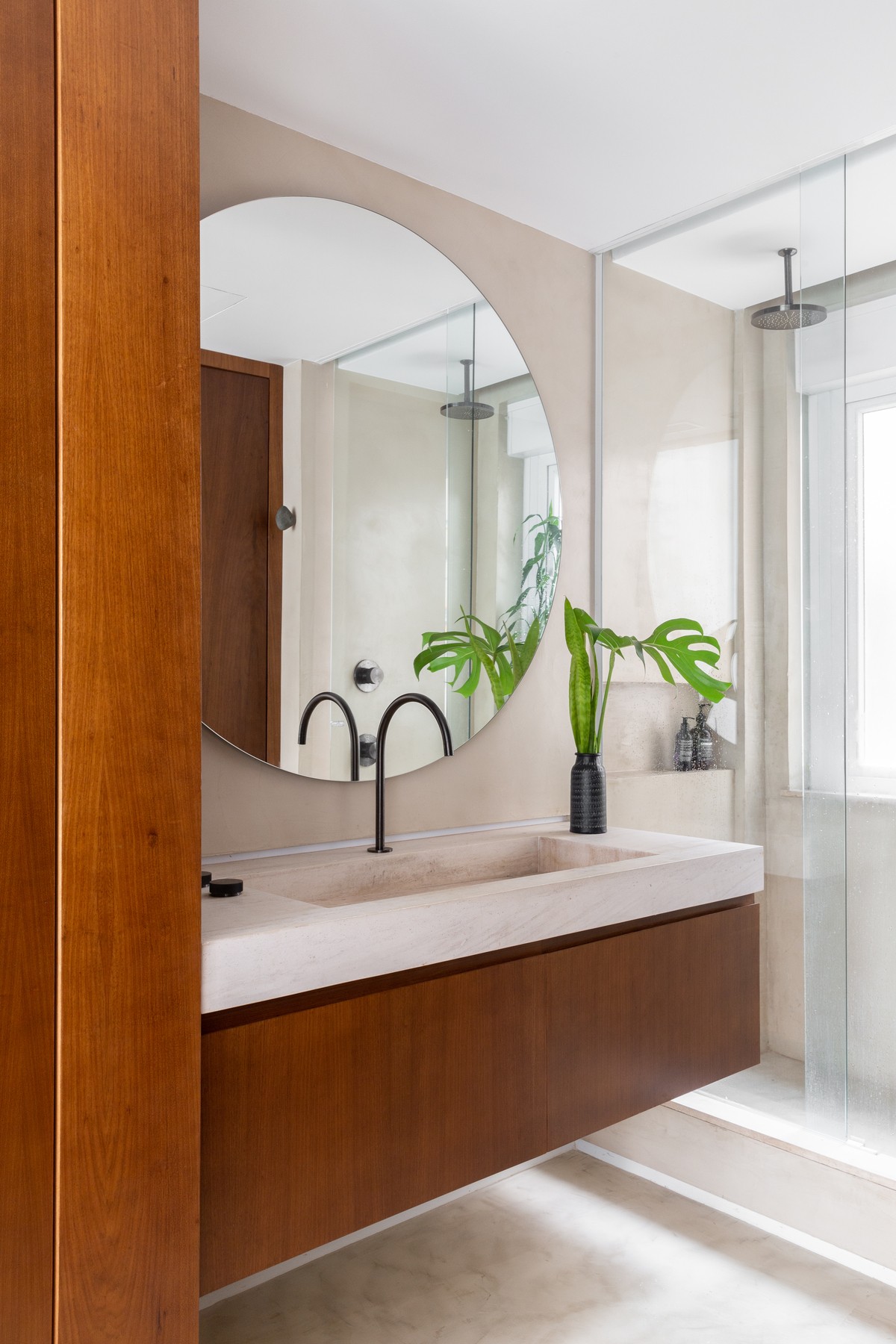 BANHEIRO | O espelho redondo deixa o ambiente mais moderno, enquanto as plantas trazem a sensação de calmaria. Torneira é da Docol (Foto: Andre Mortatti / Divulgação)