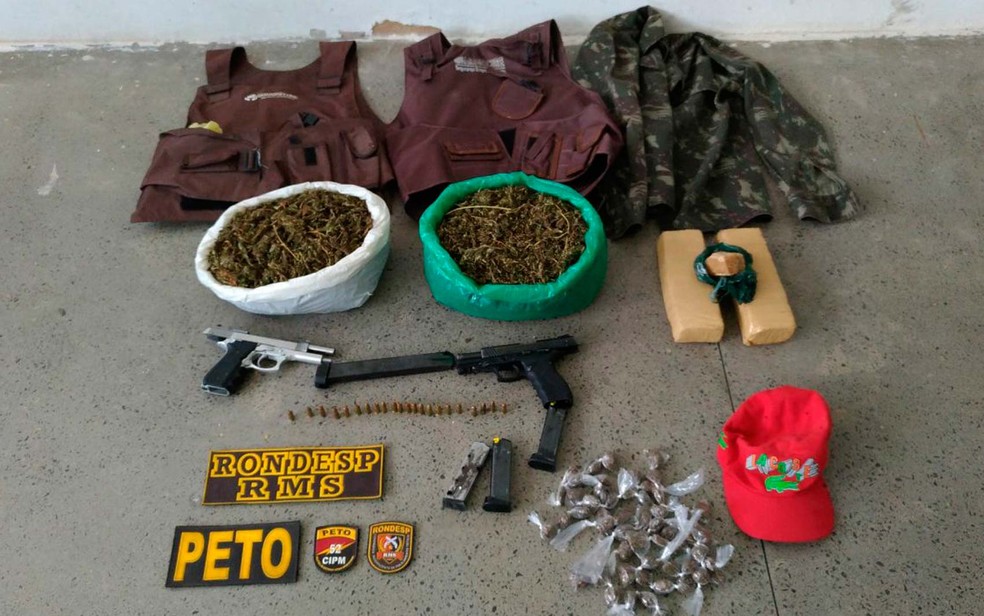 Drogas, armas e coletes balísticos foram encontrados em Lauro de Freitas, onde dupla morreu em confronto com policiais (Foto: Divulgação/Polícia Militar)