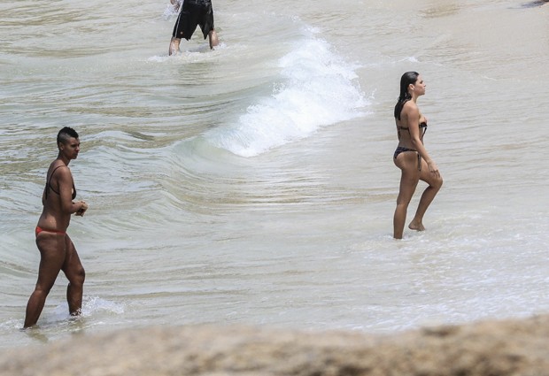 Bruna Linzmeyer em dia de praia (Foto: AgNews)