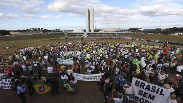 Marcha contra o aborto em Brasília em 2018 (Foto: Agência Brasil via BBC News Brasil)