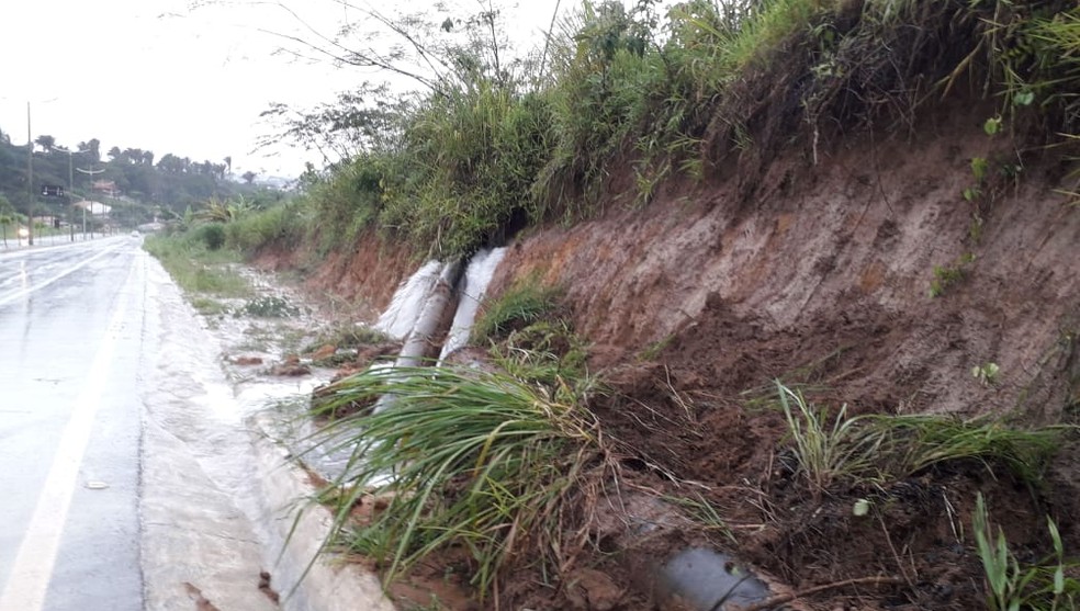 Deslizamento de ribanceira na cidade de Ubajara. Tubulação rompeu. — Foto: Mateus Ferreira/Sistema Verdes Mares