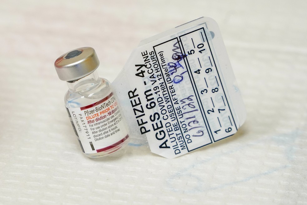 Imagem de um frasco da vacina da Pfizer contra a Covid para crianças de 6 meses a 4 anos. — Foto: AP Photo/Mary Altaffer