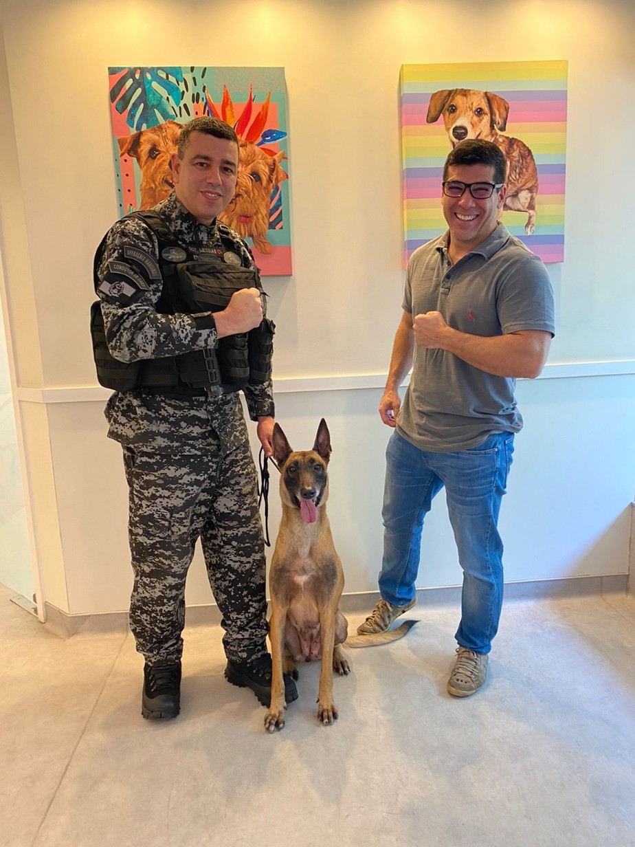 O sargento Messias, o veterinário Alex Adeodato e Maia, a super cadela da PM-Rio que  foi diagnosticada com tumor e deve ser aposentada