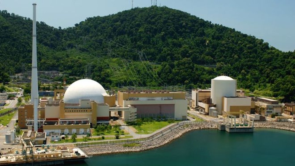 Usinas Angra 2 (à esquerda) e Angra 1 (à direita); os reatores, onde a energia nuclear é gerada, ficam dentro das estruturas brancas — Foto: Eletronuclear