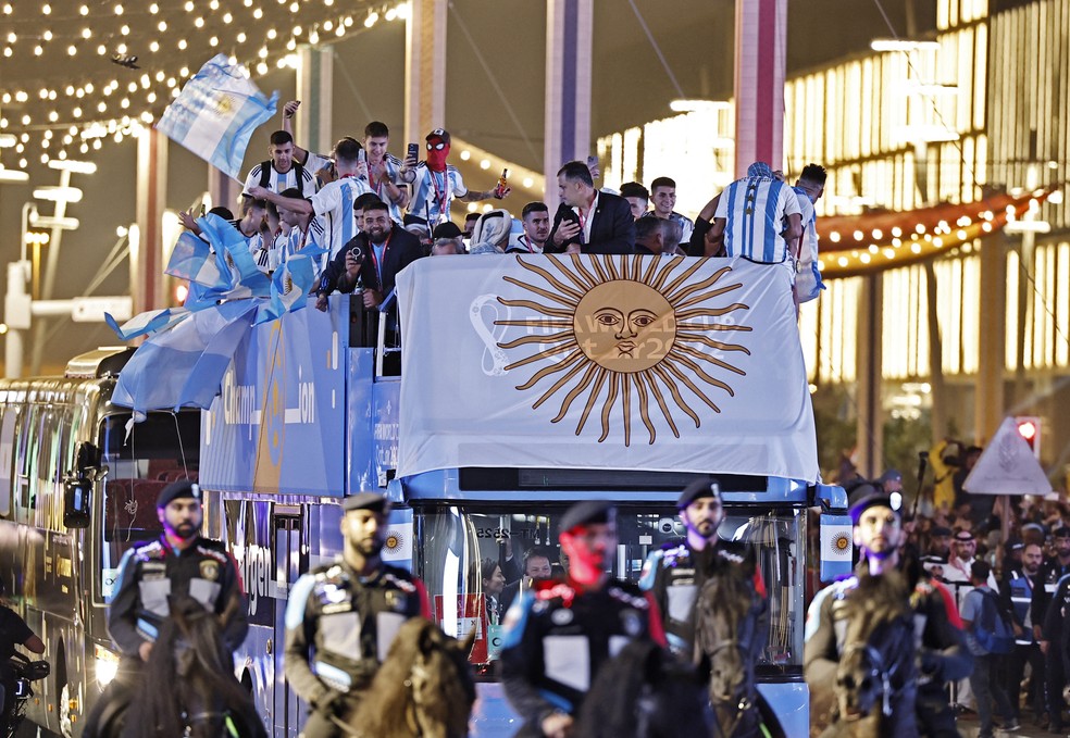 Jogadores da Argentina desfilam pelo Catar — Foto: Hamad I Mohammed/Reuters
