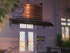 Presos ficam em celas em delegacias com proibição de novos detentos no Presídio Central (Foto: Reprodução/RBS TV)