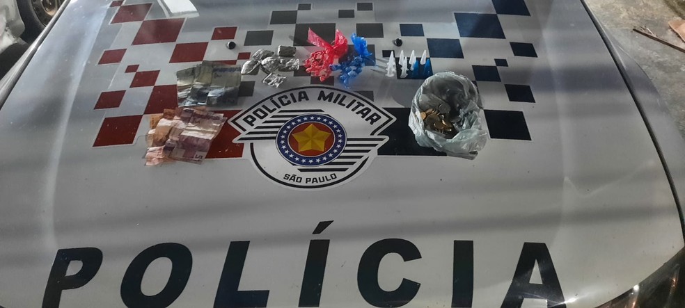 Fraga foi preso em flagrante com 39 pedras de crack, seis tabletes de maconha, 12 eppendorfs com cocaína e R$88 — Foto: Polícia Militar/Divulgação