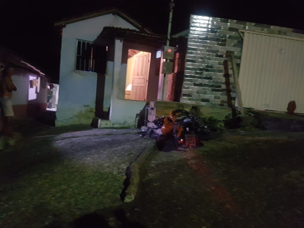 Três homens invadiram casa e atiraram contra jovem que dormia abraçado ao filho, ambos morreram — Foto: Polícia Civil/Divulgação