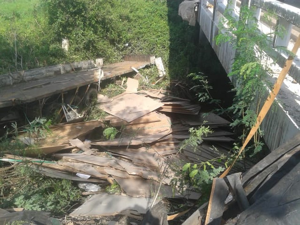 Carroceria e parte da carga caíram na ribanceira — Foto: Corpo de Bombeiros/Divulgação