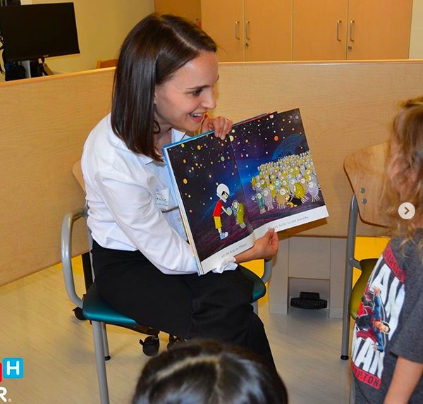 A atriz Natalie Portman contando histórias para as crianças internadas em um hospital infantil de Los Angeles (Foto: Instagram)