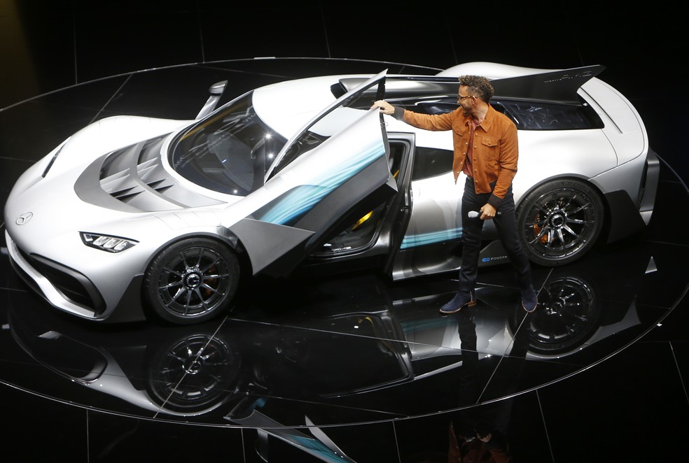 Lewis Hamilton mostra o Mercedes-AMG Project One, híbrido de 1.000 cv, no Salão de Frankfurt, em setembro (Foto: AP Photo/Michael Probst)