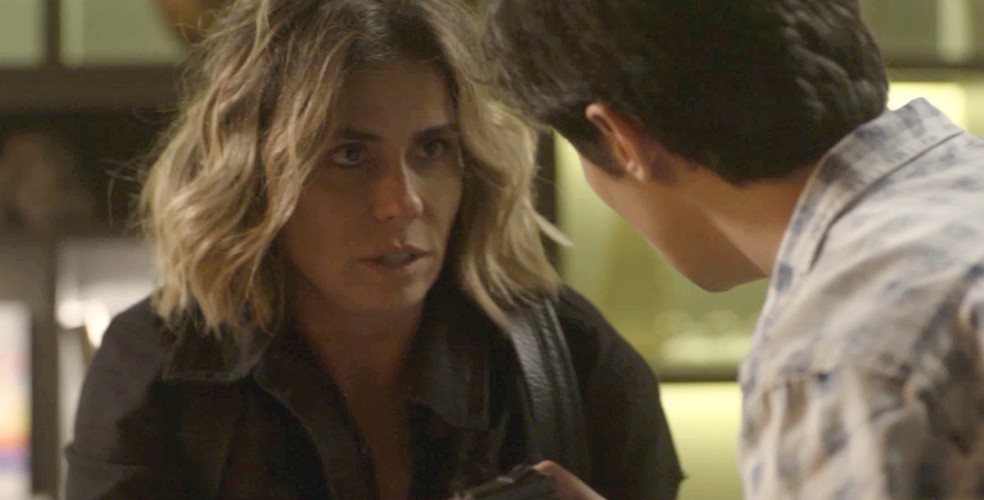 Luzia diz para Valentim não acreditar em Karola (Foto: TV Globo)