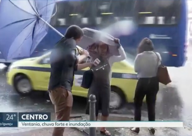 Vídeo de repórter e entrevistadas perdendo guarda-chuva no Rio viraliza (Foto: Reprodução/Instagram)
