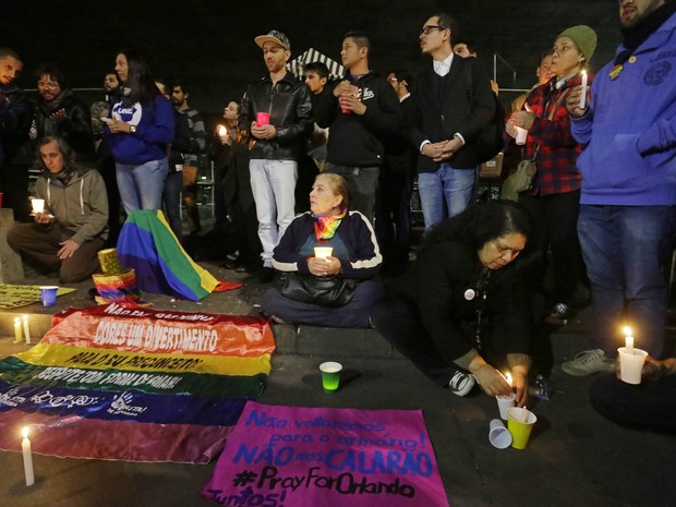 - Pessoas ligadas à luta contra a discriminação a Lésbicas, Gays e Transexuais realizam uma vigília na Avenida Paulista em memória dos 50 mortos em um ataque a tiros no interior de uma boate LGBT, em Orlando, nos Estados Unidos (Foto: Nelson Antoine/Framephoto/Estadão Conteúdo)