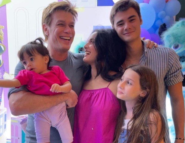 Fábio Assunção com filhos e sua atual mulher (Foto: Instagram)