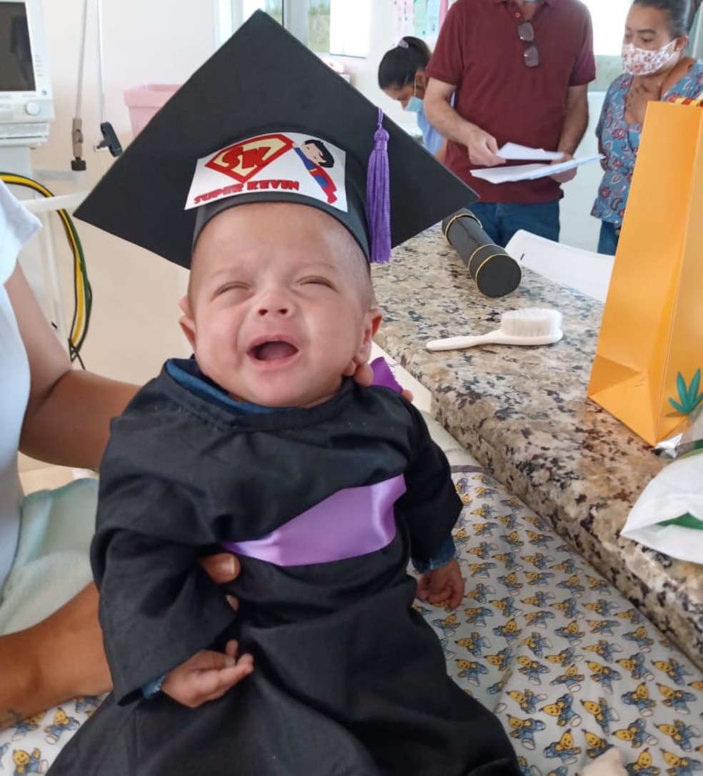 Bebê que nasceu com 620 gramas deixou hospital com chapéu de formatura em Lins — Foto: Selma Barbosa/Arquivo pessoal