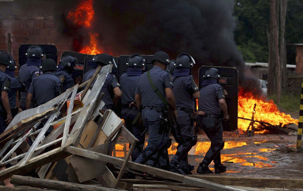 Policiais fazem barreira durante conflito com os moradores em Pinheirinho, em São José dos Campos, no interior de São Paulo (Foto: Roosevelt Cassio/Reuters)
