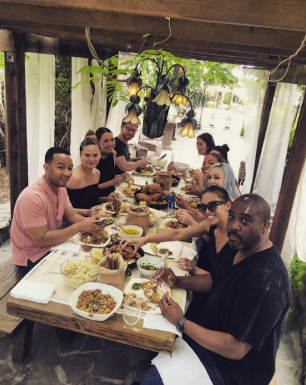 A modelo Chrissy Teigen e seu marido, John Legend, em um almoço com amigos (Foto: Instagram)
